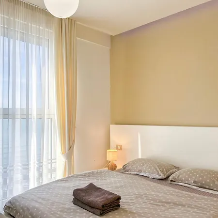 Azure Coast C27 *
