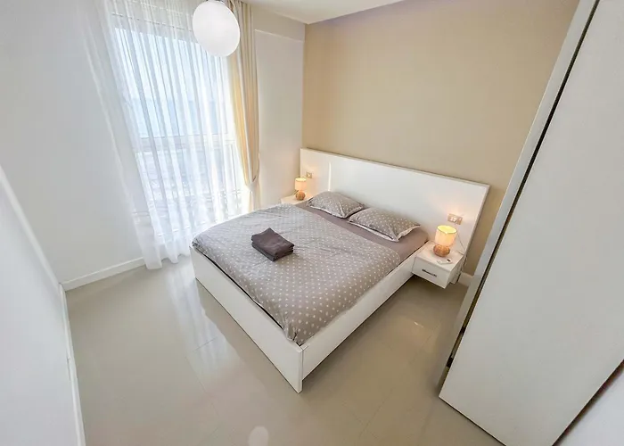 Azure Coast C27 Durrës